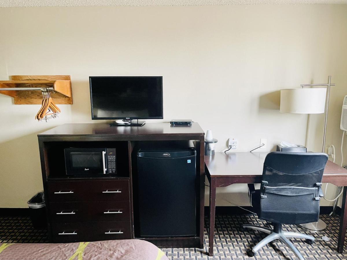 ซูเปอร์ 8 บาย วินด์แฮม เคลียร์เลค Hotel ภายนอก รูปภาพ