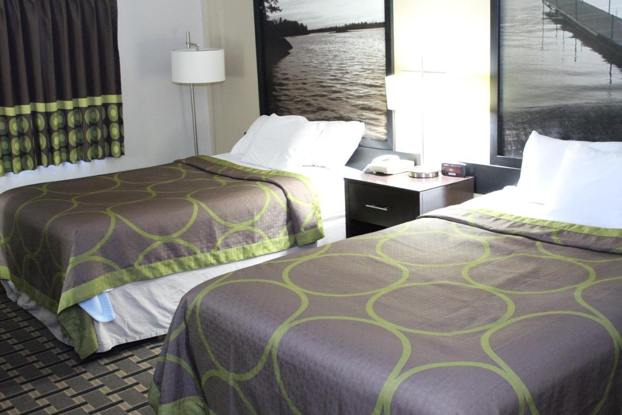 ซูเปอร์ 8 บาย วินด์แฮม เคลียร์เลค Hotel ภายนอก รูปภาพ