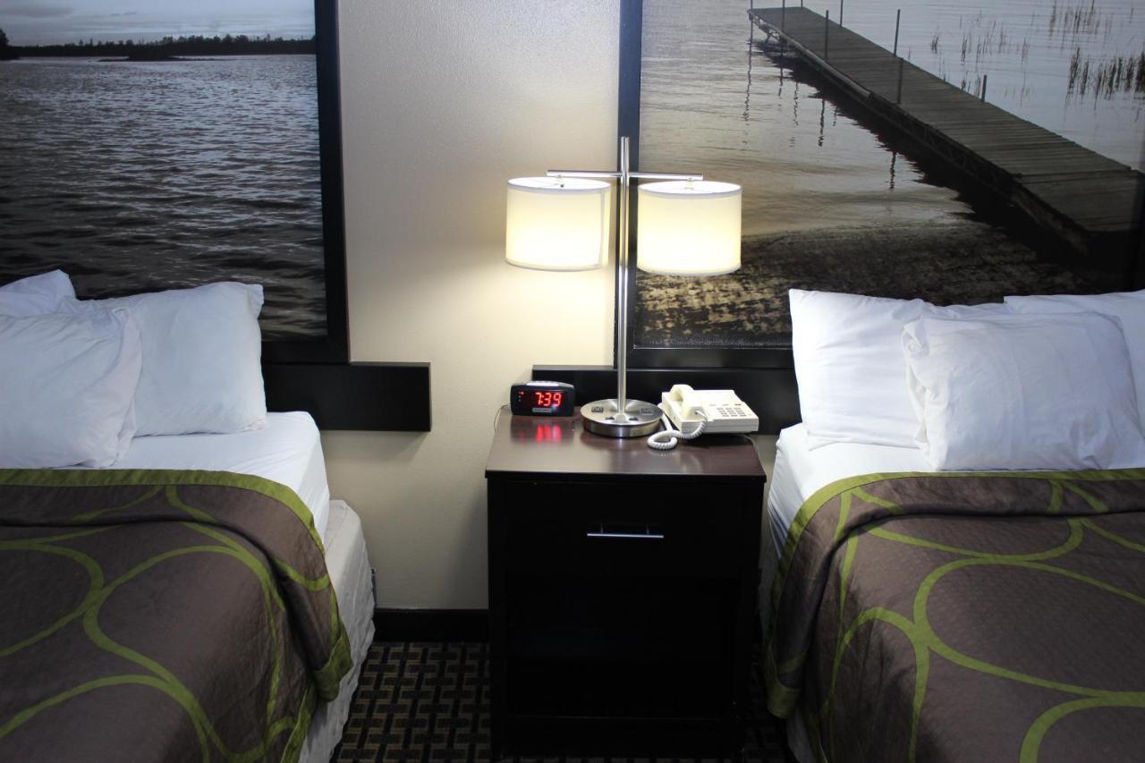 ซูเปอร์ 8 บาย วินด์แฮม เคลียร์เลค Hotel ภายนอก รูปภาพ