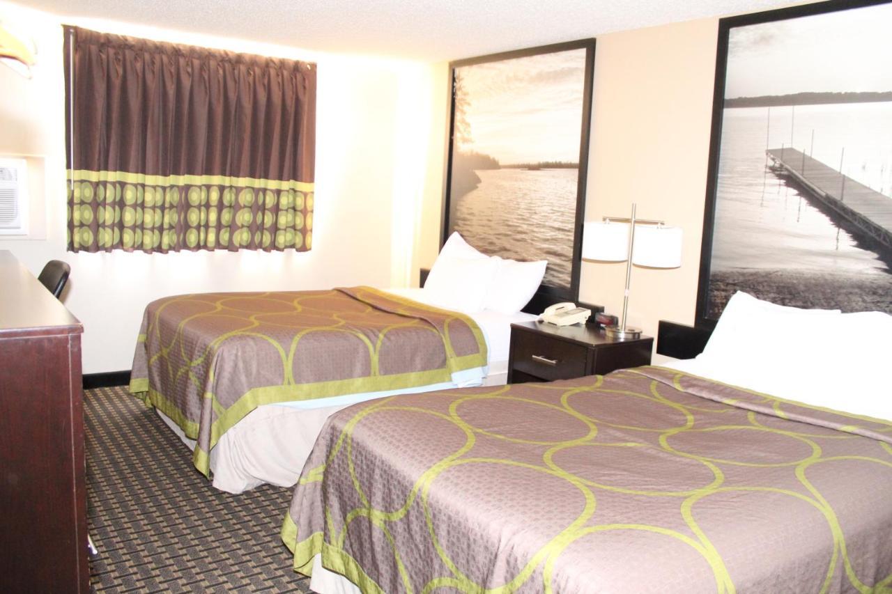 ซูเปอร์ 8 บาย วินด์แฮม เคลียร์เลค Hotel ภายนอก รูปภาพ