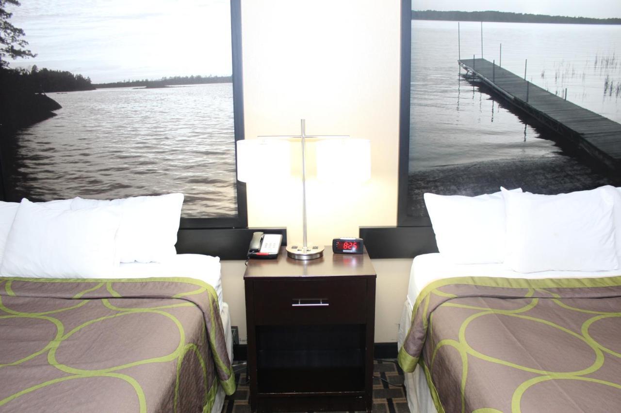 ซูเปอร์ 8 บาย วินด์แฮม เคลียร์เลค Hotel ภายนอก รูปภาพ